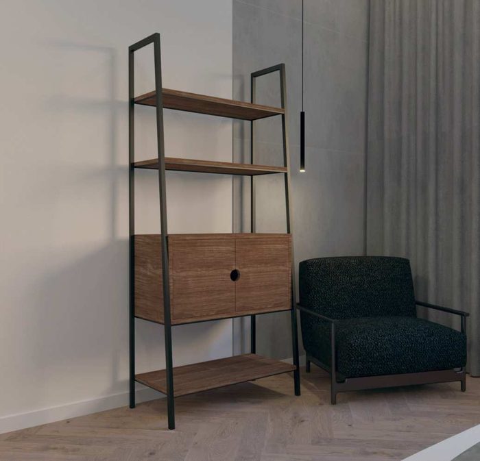 Regalschrank neben einem Sessel